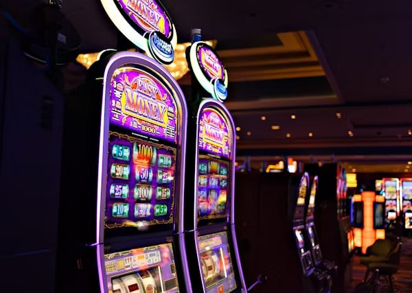 Giao diện k8bet trên thiết bị di động với màn hình sportsbook và slot game